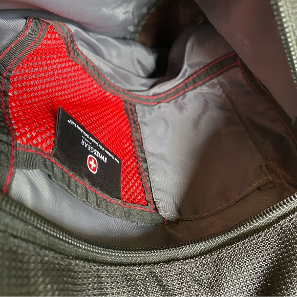 💕Swiss Gear, Multi-Section Crossbody Triangle Sling Bag - Picture 7 of 10